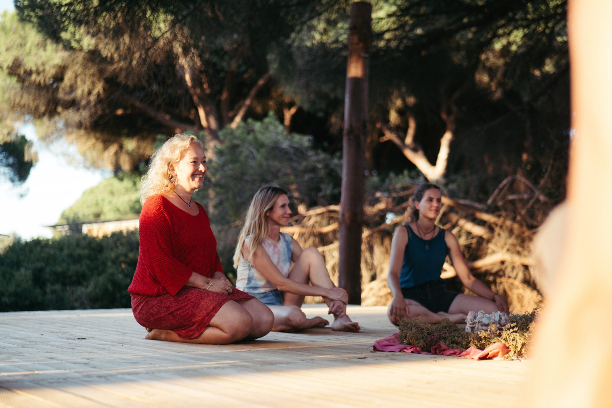 Gruppe sitzt lächelnd draußen